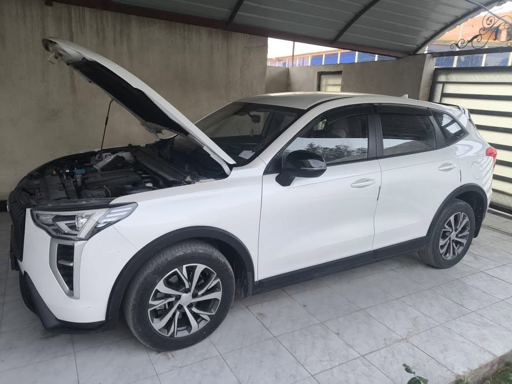 للبيع سيارة هافال جوليان Haval Jolion 2024 نص فول
اللون: أبيض لؤلؤي
الرقم: بصراوي 

**المواصفات:**
- الموديل: 2024
- المحرك: 1.5 تيربو
- الكير: اوتوماتيك DCT
- المسافة: 30,000 كم فقط
- الفئة: نص فول 
- **اهم المواصفات**: 
  كاميرا خلفية، بصمة
  تحكم ستيرن، حساسات خلفية فقط
  كشنات جلد ،تبريد خلفي،
- الضرر:شخطه خفيفه بالدعاميه الاماميه
- الحالة:كفاله عامة  

**السعر: 150 ورقة وبيه مجال**
**المكان:** البصرة - النشوة قرب حقل مجنون 
**للاستفسار:** ***********

السيارة جاهزة للفحص في اي وقت
التفاوض بالمعقول

