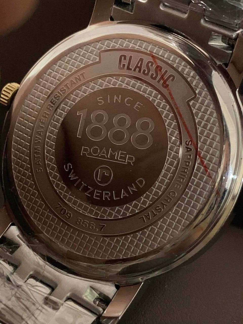 السلام عليكم........
ساعة ROAMER سويسري أصلي بطارية 
مكينة روندا ٥حجر 
القطر ٤٠
مقاوم للماء ٥٠م 
نافذة للعرض التاريخ 
جام زفير ضد الخدش 
سير حديد ستانلس ستيل مطعم لون ذهبي قفل معلم 
جديد غير مستعمل مع العلبة الاصلية وبطاقة الضمان
السعر ١٢٠$
يوجد توصيل ***********
