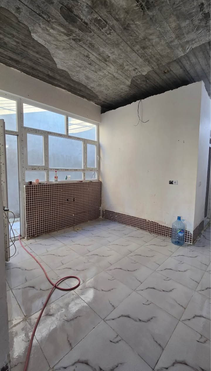 سلام عليكم بيت للبيع مساحة 100 متر طولاني موقع كوباني قرب جامع مالك الملك قريب عالشارع ثاني فرع كامل نقص سقوف ثانوية فقط سعر 42 
*********** كركوك, العراق
