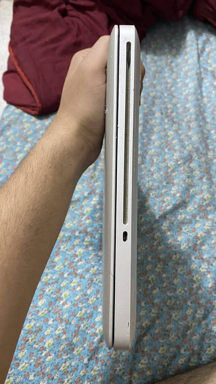 MacBook Pro 13-inch (Mid 2010)

 المواصفات:
- معالج: Intel Core 2 Duo بسرعة 2.4GHz  
- رام: 8GB (ممتازة للاستخدام اليومي)  
- كرت شاشة: NVIDIA GeForce 320M  
- شاشة: 13 إنج بحجم مناسب وخفيف  
- النظام: macOS Sierra (قابل للتحديث إلى High Sierra)
الجهاز استخدامه خفيف ونظامه معروف وآمن جهاز workstation يعني مكتبي للدراسة للتصفح وغيرها

 حالة الجهاز:
- شغال 100% بدون مشاكل  
- استخدام خفيف ونظيف  
- مناسب للطلاب أو الاستخدام اليومي  
- البطارية جيدة
- وياه الشاحنة الاصلية
- ويمكن تحويله الى نظام وندوز 
- توجد فيه ملاحظات بسيطة

 مناسب لـ:
- التصفح + يوتيوب  
- برامج الأوفيس  
- الدراسة  
- استخدام يومي بسيط  

السعر :قيم باليرضي الله

 الموقع: بغداد الدورة

 التواصل خاص او واتساب على ***********
