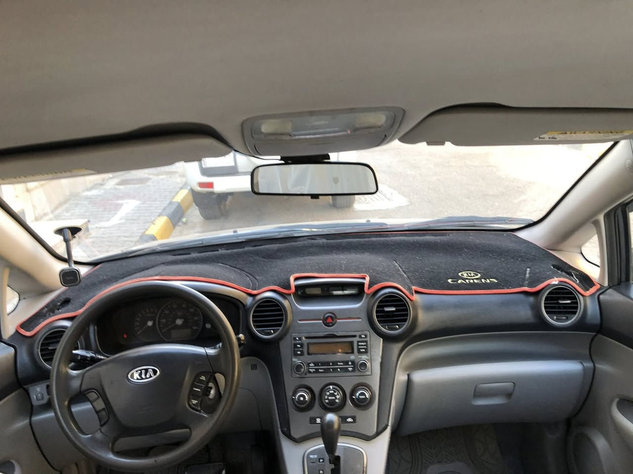 السلام عليكم من رخصه الادمن المحترم كيا رندو موديل 2008رقم بغداد بأسمي محرك 2700كفالة 
بيهه جراد شويه بالقماره والبنيد تخم تاير معروضه ب 92وبيهه مجال مكان السياره واسط مركز المدينه
***********
