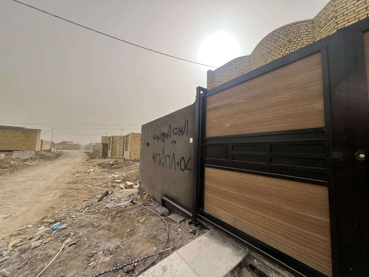 من رخصت الجميع يوجد لدينا بيت مساحه 200 م بناء درجه اولئ في الصخيين
قرب الحولي 

***********
