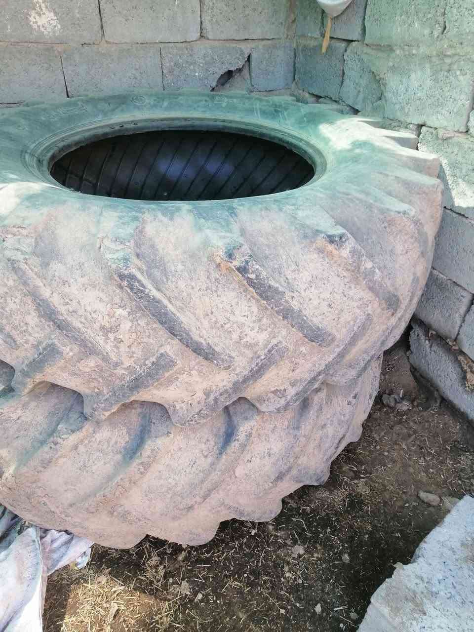 تايرات تركتر نص عمر بس لاشك ولا بعج نضاف حجم ٣٠ *********** المكان دبس كركوك
