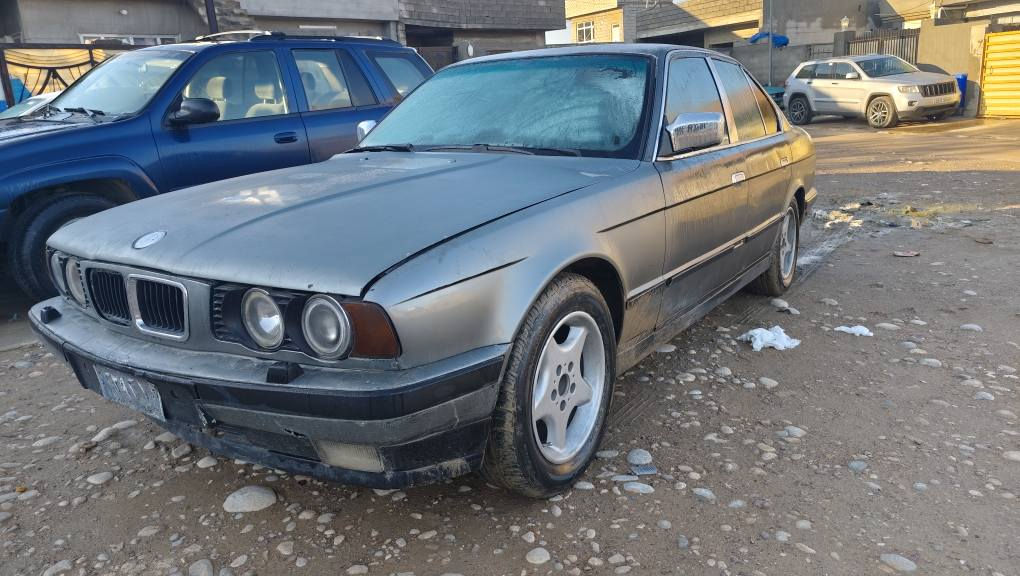 فرۆشتن و گۆڕینەوە 
بیئێم مودێل 92
لێدران و موس و براوە و وەرگەڕان بەشەرت
گێڕ و مەکینە بەشەرت 
کارەبایی هەمووی ئیش دەکات 
ناو گێچەکانی ئیش دەکات
تایە و ویلی خاوێنە
ئاڕم پلاستیکی لەگەڵە
ئارمەکەی هەدیەیە 
کێشەی مەدەنی و دزیاری و قەرداری بەشەرت
توند و تۆڵە و بێ کێشەیە 
مەکینە 535 ی گێڕ عادی 
هەموو شتێکی مەزبوتە و بێ کێشەیە 
گۆڕینەوەش دەکەم 
موشتەری تێل بکە لەخزمەتم 
***********
ڤایبەر و وەتسئاپی لەسەرە أربيل, العراق
