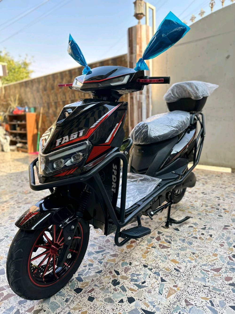 للبيع موطور شحن ماكس مدرع ٢٠٢٥ موطور حيل نضيف مستخدم قليل 6 بطاريات سماعه بلوتوث كرت تشغيل عن بعد 
