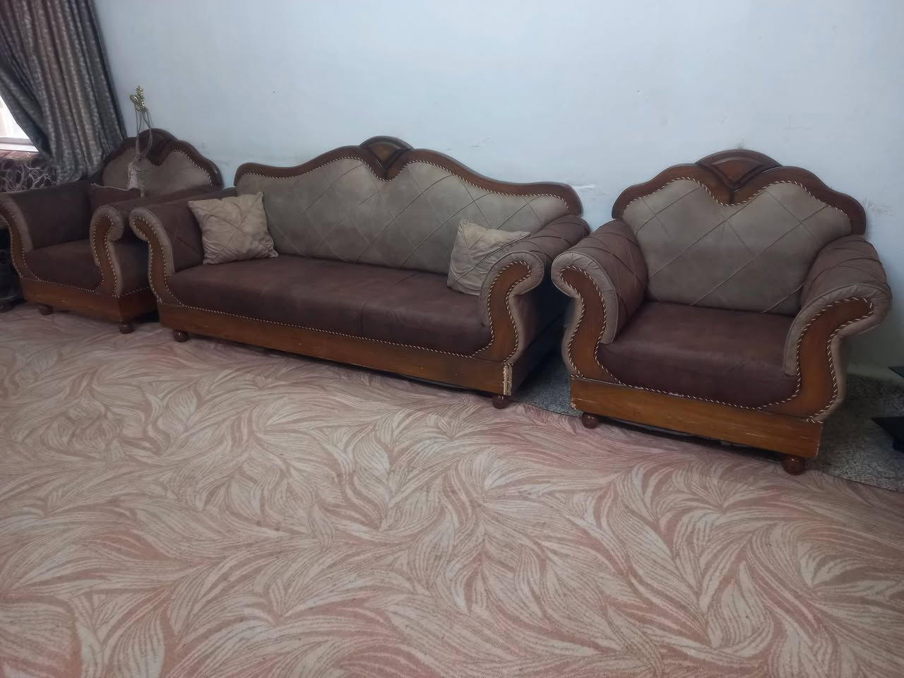 تخك قنفات للبيع 10مقاعد تركي نظافه٩٠من ١٠٠ للبيع  السعر ٧٠٠الف بي مجال متواجد خاص وات ساب***********
