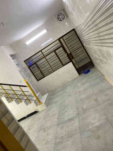 دار للبيع ديوان المخابرات للاستثمار مؤجر حاليا ٥٠٠ ألف المساحه ٥٥ متر طابقين يحتوي على غرفتين نوم الطابق مع بيتونه والسطح مع هول ومطبخ كبير وصحيات ومنور موضحه بصور النشر للاستفسار الاتصال على الرقم التالي *********** السعر المطلوب ١٥٠ مليون
