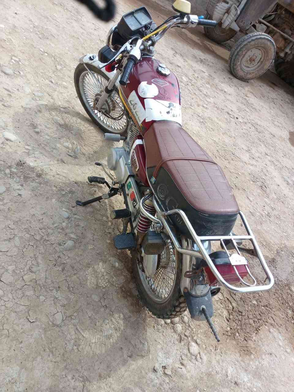 السلام عليكم اخواني عندي تايكر 20022   مكان كركوك لبيع سعر 400 بي مجال محرك مضروب صبانه كهرباء شغل فول تصالح علا رقم ***********
