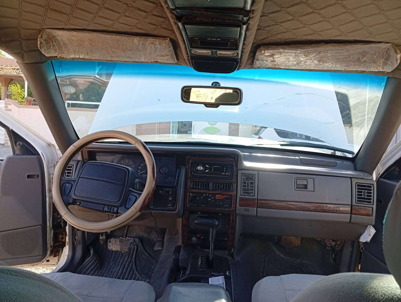 سيارة جيب شيروكي موديل 93 رقم سليمانيه مراوس حسب لقناعه ديالى خانقين رقم ***********
