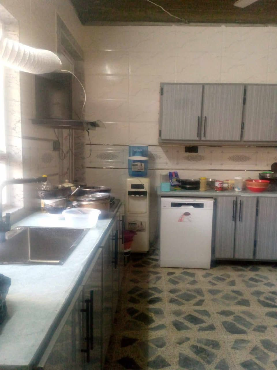 دار ل البيع العنوان فلاح الثانية ب ضهر دائرة المرور المساحة 100 متر  5*20
بناء 23 سند طابو الزهور الطابق الأول متكون من مطبخ + صالة + غرفة نضام اسويت + حمام + اتواليت خارجي

الطابق الثاني متكون من غرفتين نضام اسويت 

ناقص سقوف ثانوي 

كوبنات + ازاي داخل مرمر 

كوبنات خارج حلان 

السعر 120 مليون قابل ل التفاوض

التواصل ***********
