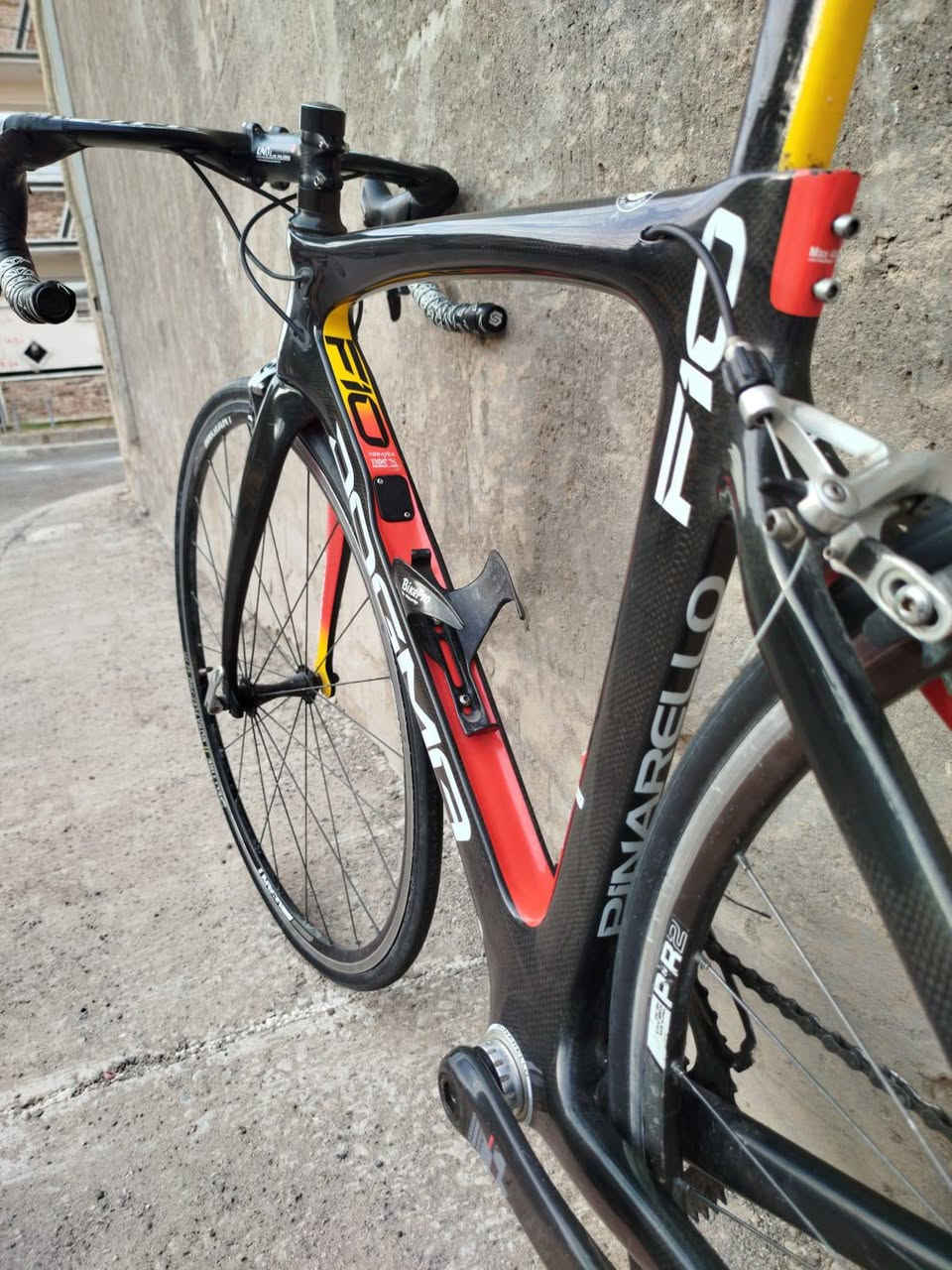 السلام عليكم شباب
للبيع فقط... ماركة PINARELLO F10
دراجه فول كاربون سستم+فريم+ستيرن+سرج 
وياله المنيوم بولبرن قياس دراجه 52
سستم غني عن تعريف SRAM RED
سعر دراجه مليون دينار مستعجل على البيع 
رقم الهاتف *********** 
مكاني بغداد الدوره
