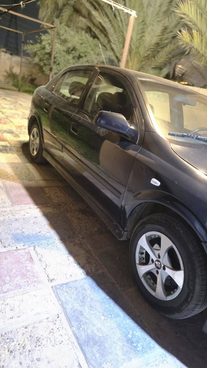 سلام عليكم
استرا  موديل 2002 
مناقصها اي شي 
مكينه او كير مكفولات 
السياره ابسمي 
العنوان بغداد 
رقم الهاتف ***********
السعر 60
