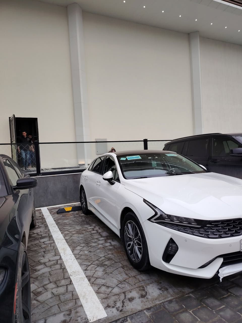 سلام عليكم
كي 5 مديل 2023 
سياره كامله مكمله عل اخر حبه 
جديده بل كارتون 
كفاله عامه 
فتحتين 
تحكم ستيرن 
تثبيت سرعه 
سياره جديده كلش 
ماشيه 30000
العنوان البصره 
السعر اتصل وادلل
الرقم ***********
