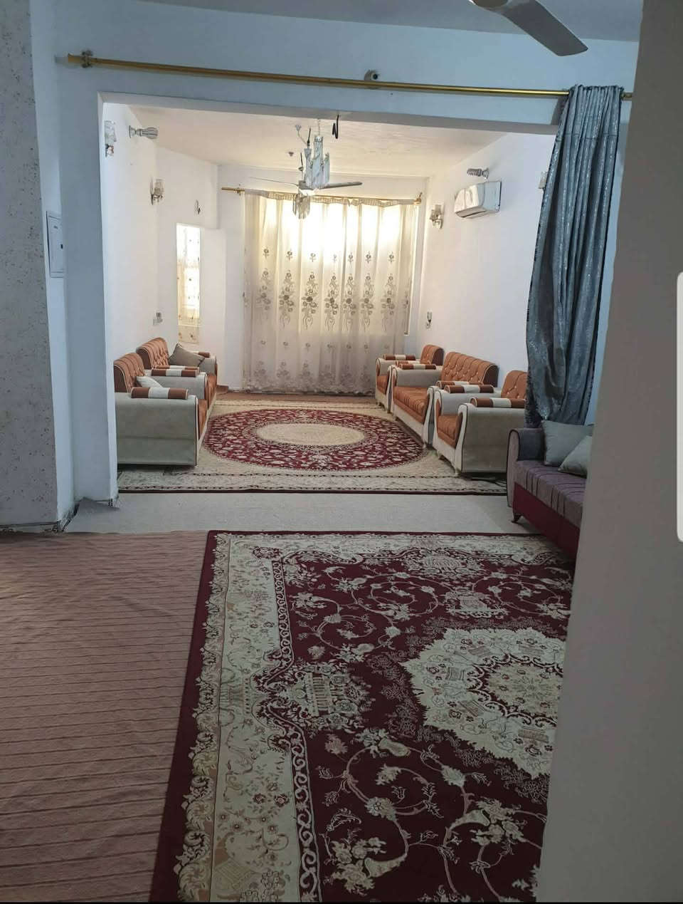 بيت بحي الفارس كربلاء مساحه 200 م 
مقابل حديقة حي الفارس 
قرب محطة وقود الفارس 
موقع جيد جدا طابق واحد طاول طابق الثاني غرفتين الاماميات مهيكلات فقط والطابق الارضي غرفتين و صاله واستقبال ومطبخ كبير حار وبارد للاستفسار الاتصال على الرقم ***********
