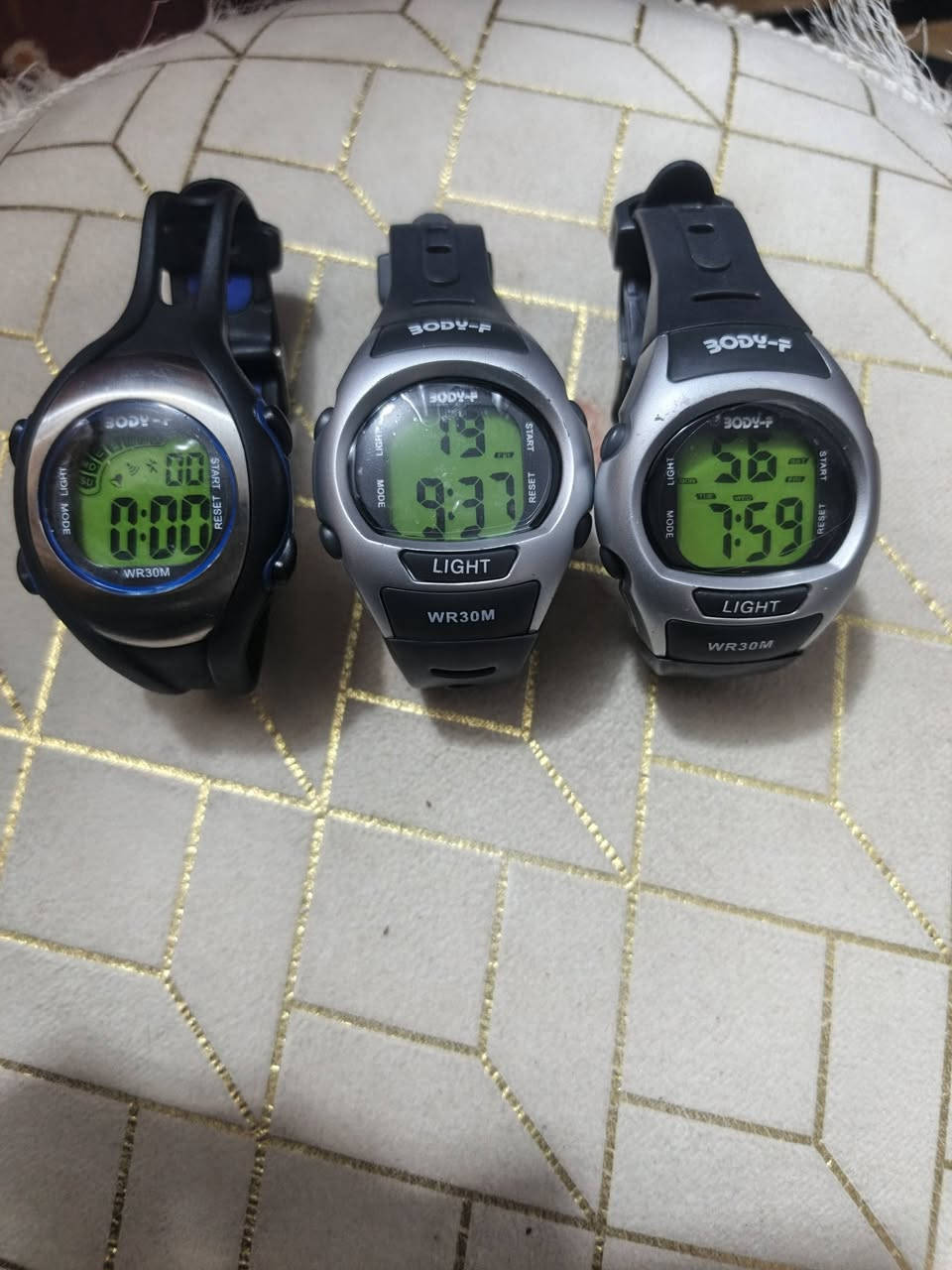 ساعات اكتروني قطعتين 13 وميل قطعه ع 9 ساعات كله شغاله ونضيفه


**إذا كنت صاحب هذا الإعلان وتريد حذفه لأي سبب، رجاءا أرسل رسالة إلى الدعم الفني**