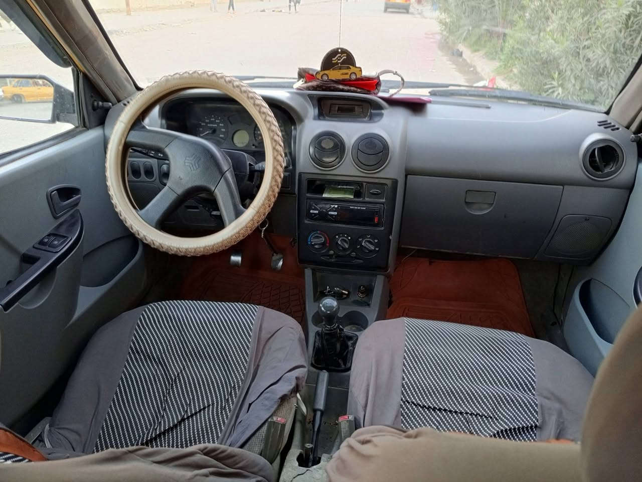 2012 نضيفه شاصي وحد بي فطر مكينه بيها خيط بخار كير الرابع يفلت مصفره من كل شي داخل  *********** عارضها 22 وبيها مجال شي قليل
