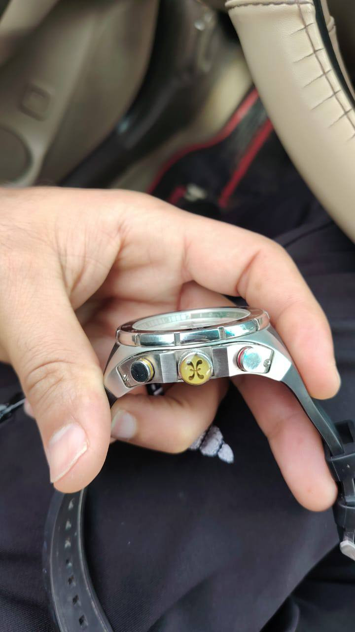 السلام عليكم
ساعة STRIKER (سترايكر) من ماركة Bernhard H. Mayer (برنهارد إتش. ماير)
الحركة (Movement): سويسرية كوارتز (Swiss Quartz - ISA 8271).
المادة: ستانلس ستيل مصقول/لامع 316L مع إطار دوار (Bezel).
الزجاج: كريستال سافاير مقاوم للخدش مع طلاء مضاد للانعكاس.
مقاومة الماء: 10 أتموسفير (10 ATM)، أي ما يعادل 100 متر/330 قدم.
الوظائف: عرض الساعة والدقائق والتاريخ والثواني الصغيرة وعداد توقيت كرة القدم (Football Timer)
قطر 50mlm
 ادفع سعر عجبني ابيع


**إذا كنت صاحب هذا الإعلان وتريد حذفه لأي سبب، رجاءا أرسل رسالة إلى الدعم الفني**