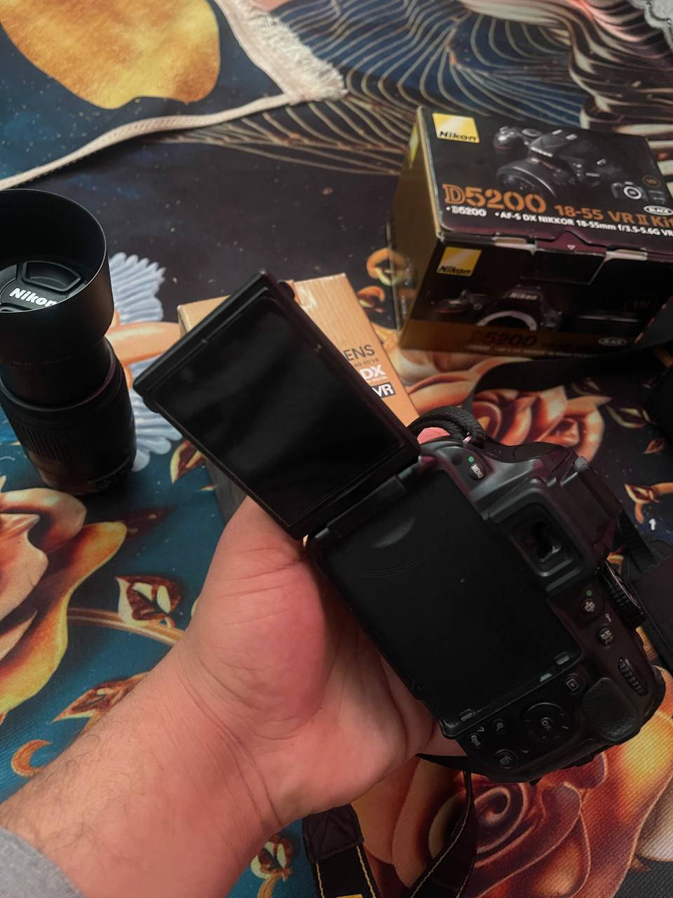 نيكون d5200 وياها عدستين 18.55 و 70.300 شتر 19 ملحقاته كاملة رايدها 450 وبيها مجال مكاني بغداد ***********
