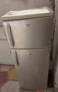 ثلاجه • حجم وسط • ياخذ ثلج