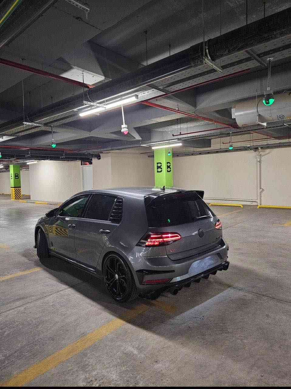 گؤلف مؤديل 2020 
گؤلف TSI پئش و پشتي كراوه ته GTI
مه كينه ي 14 تؤربؤ 8 گئري تؤماتيكه 
دوو جاره ي هه يه له كه ل شوختئك جاملغي دواوه جا كراوه 
به سئ پاجه ده ي ده م 
هه مو شتئكي به شه رته 
ته نيا دوو رئربگي ته قيوه دادراوه ته وه 
122 مه جالئكي زوركه م
*********** أربيل, العراق
