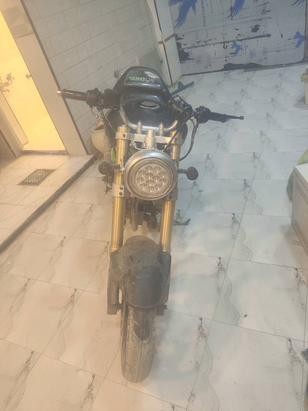 دراجة نارية قوية وتصميم جذاب بلون أخضر وأسود، قادرة على الأداء الممتاز في مختلف الظروف. مناسبة للشباب اللي يحبون السرعة والمغامرة. استخدمت لفترة وتم صيانتها بشكل دوري، والدفع موجود جديد وفعّال.