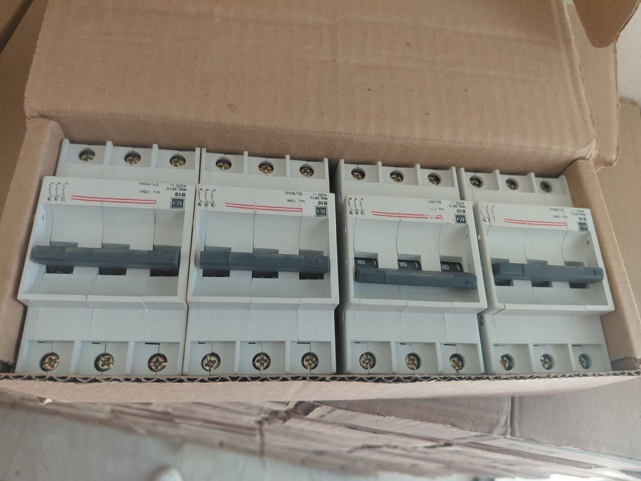 بيع قواطع كهربائية أصلية Eaton Cutler-Hammer ⚡
متوفر لدينا كميات من القواطع الكهربائية عالية الجودة من ماركة Eaton Cutler-Hammer العالمية، مناسبة لكافة التأسيسات الكهربائية والمشاريع.

​📋 مواصفات المنتجات:

​الماركة: Eaton Cutler-Hammer.

​الأنواع المتوفرة:

​قواطع B20 

​قواطع C32

​قواطع B10

​القدرة: 10KA.

​الجهد: 400V~ / 50/60HZ.

​الحالة: جديدة تماماً داخل كراتين التغليف الأصلية.

​✅ مميزات التعامل معنا:

​منتجات أصلية ومعتمدة.

​إمكانية توفير الكميات المطلوبة للمشاريع والتشطيبات.

​أسعار تنافسية وخاصة للكميات الكبيرة.

​📞 للتواصل والاستفسار:

​للطلبات أو الاستفسار عن الأسعار، يرجى التواصل معنا عبر:

01116724491


**إذا كنت صاحب هذا الإعلان وتريد حذفه لأي سبب، رجاءا أرسل رسالة إلى الدعم الفني**