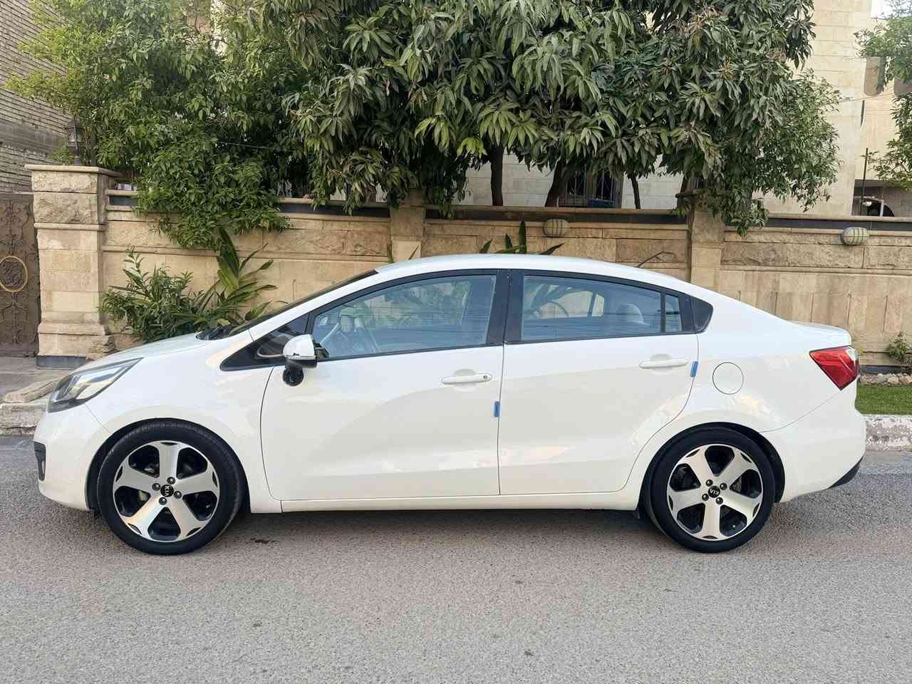 السلام عليكم كيا ريو خليجي موديل 2014
محرك 1600دوش 
رقم بغداد شرط التحويل 
مكينه كير كله بشرط مامفتوح 
السياره بيه باب السايق وشويه من الباب الخلفي مبواك 
السياره جاهزه اي نقص مابيه تبريد حداديه صدر 
مواصفات 
تحكم سترين 
اشاير مري مري شفط  
حساسات خلفيه 
كأمره شاشه 
نظام ايكو اقتصادي 
داخل لونين 
العنوان بغداد 
الشراي يتصل ***********
السعر 94بيه مجال
