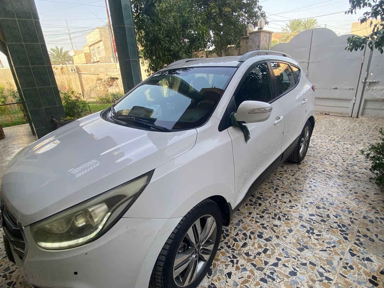 السلام عليكم
توسان ٢٠١٥ خليجي للبيع  السعر ١٤٥
ماشيه ١٣٣ كيلو
ابيض بغداد
محرك مفتوح
قبق جنطه نص مصبوغ فقط
السياره نضيفه وحلوه
صلاح الدين بلد
***********
