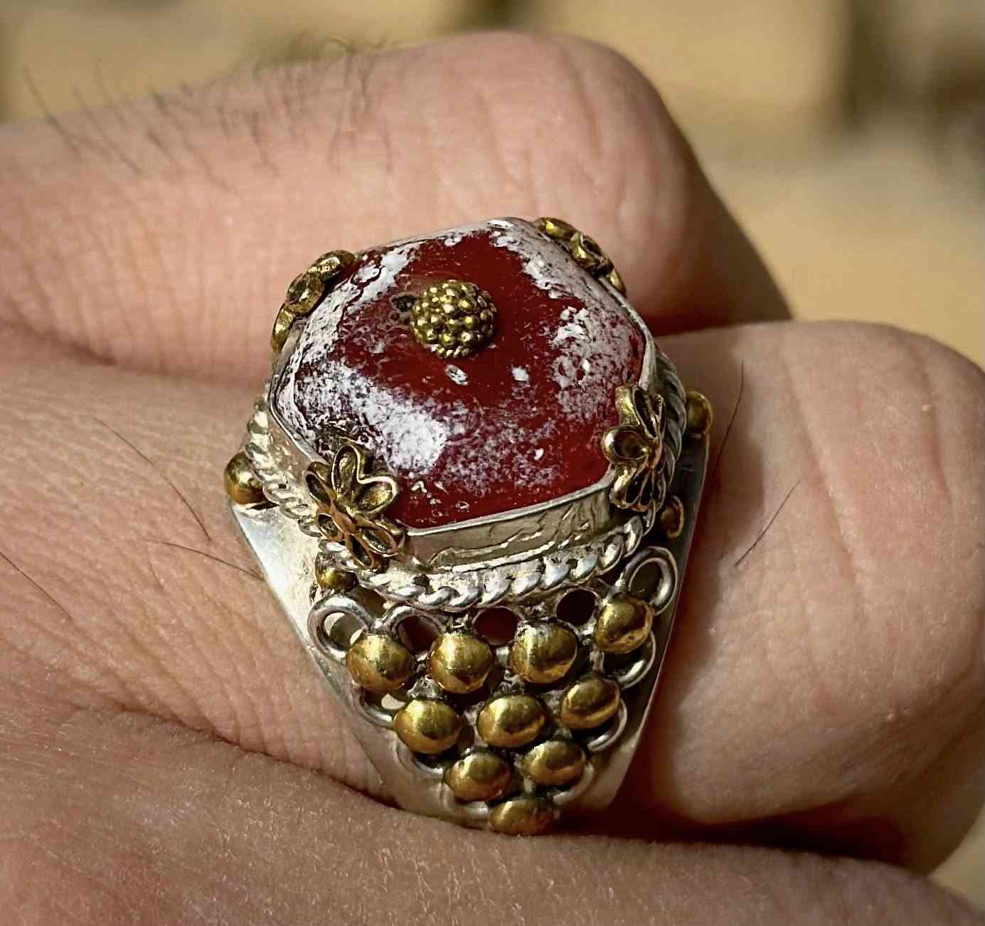 عقيق يماني قديم جدا خامة نادرة اصليه  ذمة طبيعي رباني قطعة قديمة  وانتيكا. أنا خاطة بشهر رجب يعني خطها رجبي ذمة الفضة منقوشة على فضة  صياغة يدوية ثقيلة فضة سعر والاستفسار خاص يتوفر توصيل


**إذا كنت صاحب هذا الإعلان وتريد حذفه لأي سبب، رجاءا أرسل رسالة إلى الدعم الفني**