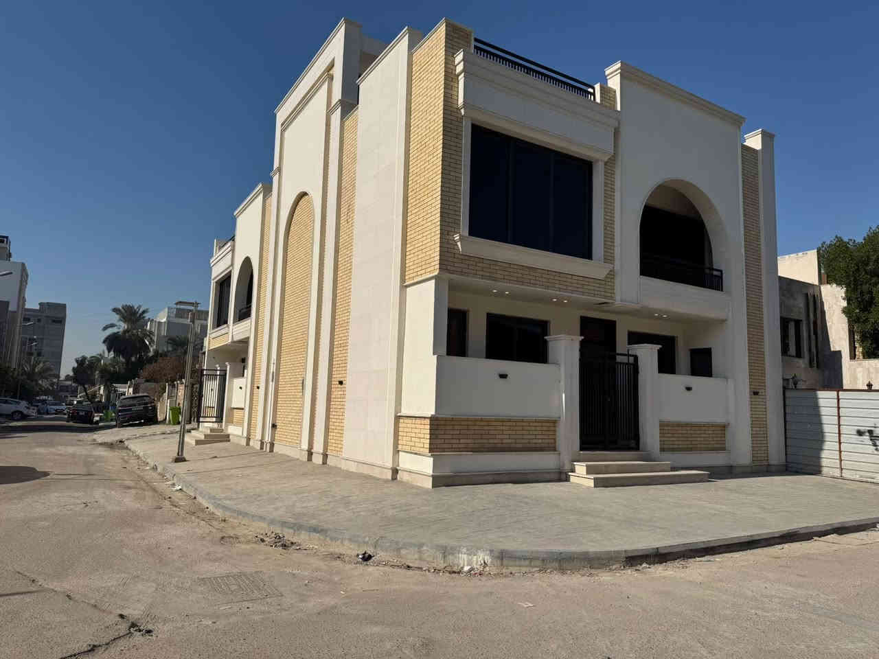 السلام  عليكم
للبيع   ----للبيع  ----للبيع  
في  الحارثية   محلة  213   المربع  الذهبي  خلف  لحوم  عارف  سابقا   
الواجهة    10  متر     ونزال  10  متر    
بناء   حديث    طابقين   ونص     
يحتوي  خمس   غرف  نوم   وخدمات   عدد 4    ومطبخ  كبير   وصالة  
للاستفسار      ابو  موسى ***********
***********
