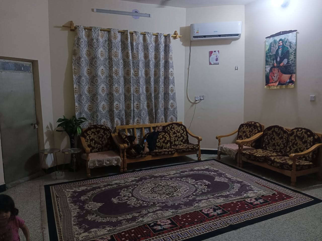 بيت للبيع الجربوعيه ثانيه طابو صرف 
غرفتين وصاله ومطبخ وبراني وحمامات داخليه وخارجيه تاهاوي اثنين البيت صب كونكريت السعر خاص او الاتصال على رقم *********** علما انا المنطقه مخدومه تبليط ومجاري وارصفه قريب البيت للشارع

