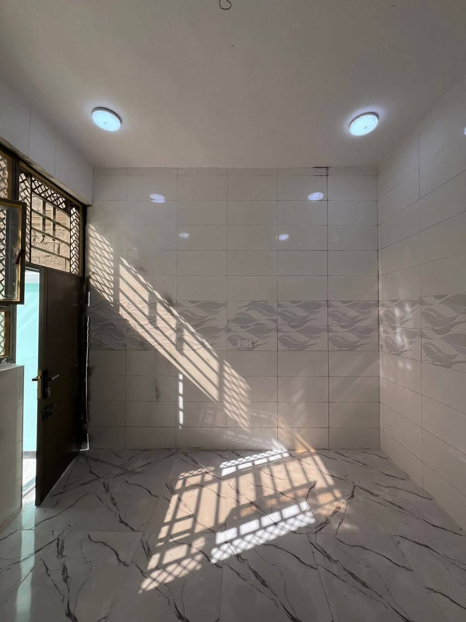 بيت #ثلاث غرف #وبسعر_75
هذا البيت #للبيع 🏠
المساحة :: 170م 
ملك صرف زراعي عراقي نموذج 25
#يحتوي :: كراج واسع . استقبال . صحيات خارجية
مطبخ . صالة . #ثلاث غرف منام . صحيات داخلية
منور . درج . إضافة إلى سطح خارجي .
———
البصرة - ابي الخصيب - ابو كوصرة 
يقرب من السايدين الخارجي بمسافة 600م
———
#السعر_المطلوب :: 75 مليون قابل للتفاوض 
شارع 8م وقريب من شارع ابوكوصرة الرئيسي
#الخدمات :: مدارس 5 دقائق مشي ماء كهرباء 
سناتر منطقة سكنية ومرتبة .
———
#للأستفسار ::***********
