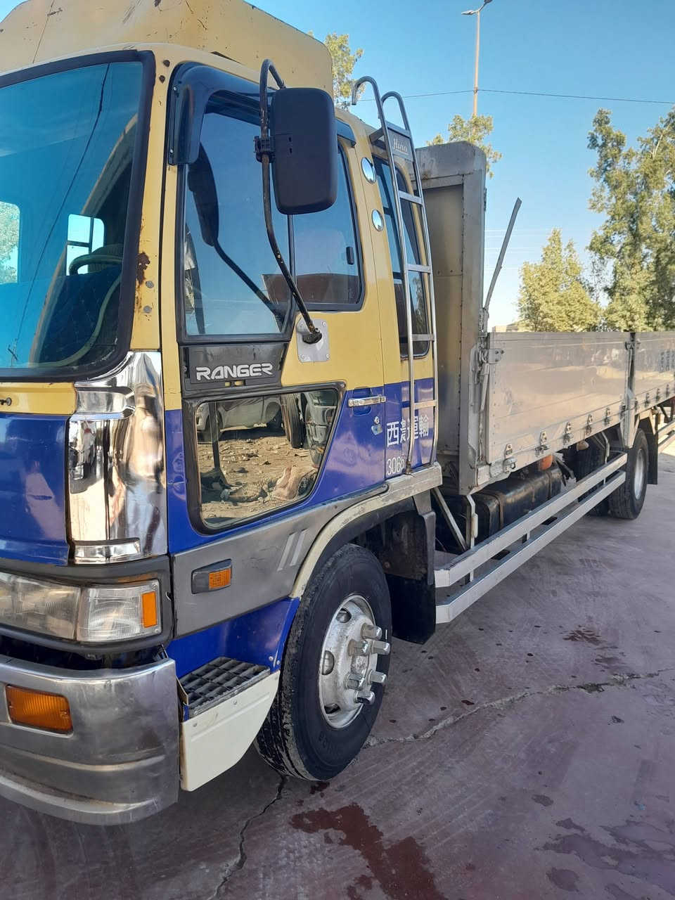 هينو طيره للبيع طول سته وربع بلادي مكينه ٧٠ عادي مكينه نضيفه بريك دهن المكان بابل ***********
