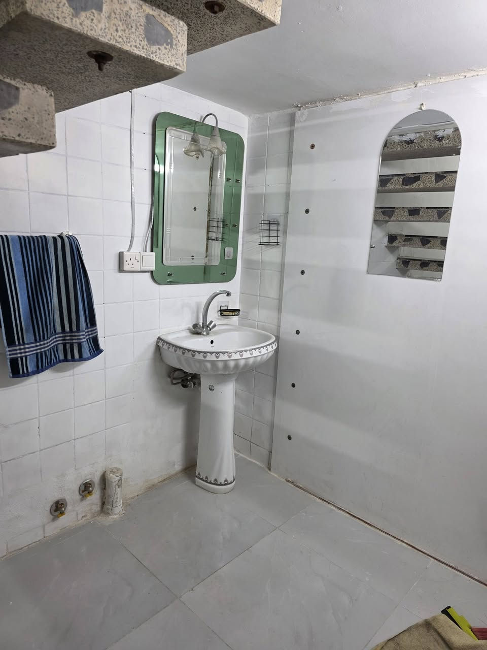 #للايجار_بدون_دلالية_السيديه_مربع_ال٤٠٠
دار للايجار (بدون دلاليه) في السيدية مربع ال٤٠٠ يتكون من ٣ طوابق
الطابق الاول(صاله ٤ * ٥ م و مطبخ وحمام)
الطابق الثاني ( ٢ غرف نوم (٤*٥ و ٤*٣) و حمام)
الطابق الثالث (بيتونه وسطح)
مع سخان وتانكي ماء ومروحه سقفيه عدد ٢
للاستفسار الاتصال ***********
