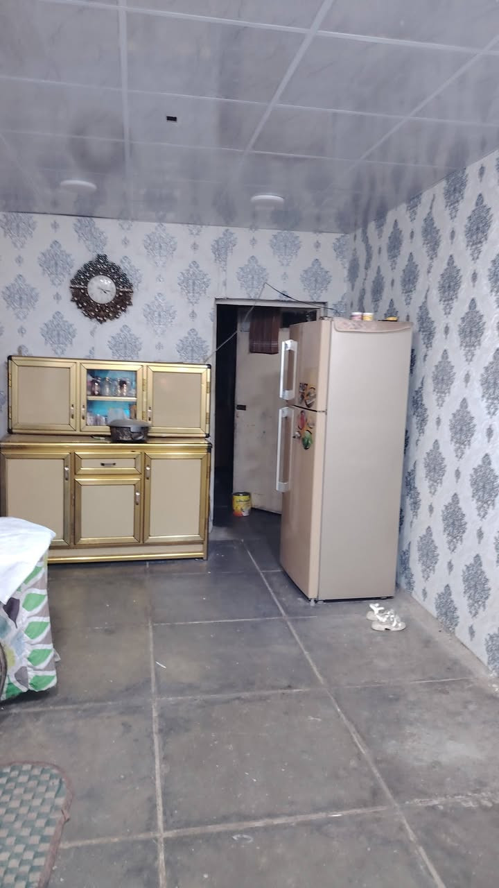 السلام عليكم بيت ١٠٠ متر قاطين مصقط بظهر البانزين خانه جديده البيع سعر ٥٠ شراي يتصل ***********
