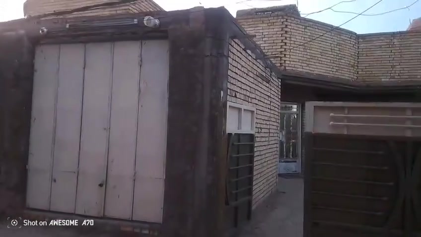 السلام عليكم ورحمه الله وبركاته
بيت للبيع في الشعله قرب الغربي مقابل قطاع السادس 
قرب سكلة حيدر التميمي
يبعد عن الشارع الغربي 300 متر
صاير وجهه عل غربي مباشر 
المساحه 260 متر طابق ونص 
البناء 200 متر 
الطابق الاول يحتوي عله محل بوجه الغربي 
وصحيات متكامله  وحديقه 
الداخل ستقبال وحولي ومطبخ وغرفتين
وصحيات مناور عدد 2
ترك خلفي متر ونص 
الطابق الثاني 
حولي معا غرفتين 
وصحيات ومنور معا بيتونه
السعر 175 وبي مجال بصيط 
لتواصل رقم الهاتف ***********
