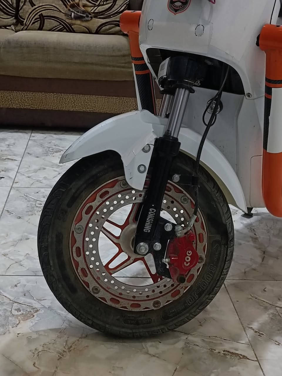 السلام عليكم دراجه شحن اكس 900 اشتريتها ب شهر 11  الدراجه موديل 25 بيها ضربات خفيفا بل جلملغ لمامي ول غلاف المامي جوه لهورن مضروبه حادث الله يكفيكم الشر وبيها الشاشاه القاعده مالاتها طكت ول دواسات الخلفيه وحده طكت من الحادث دراجه جديده اذا عندك مراوس او بيع بيك خير وتدلل وبطارياتها خير من الله هاذا رقمي ***********بي وتساب سعر الدراجه خاص
