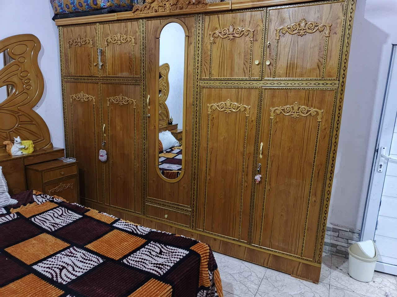 سلام عليكم غرفه اخشاب عراقي بعده جديده ونضيفه سعره مليون و 150بيها مجال شي بسيط ***********
التواصل رقم الهاتف وبي واتساب
