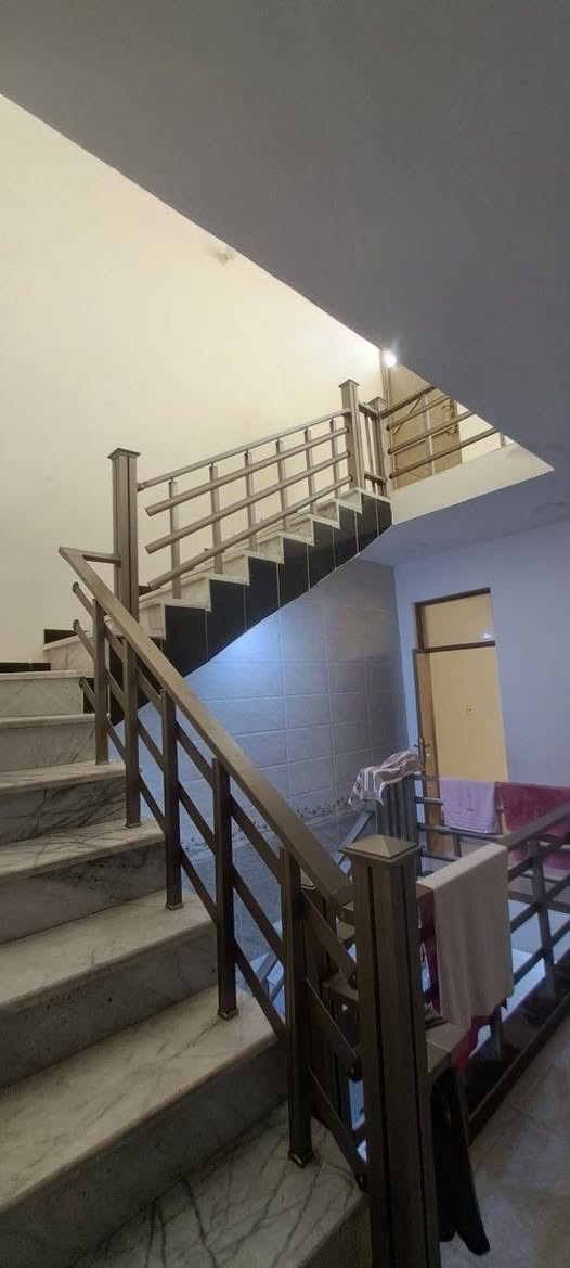 بيت ١٢٠ متر للبيع زراعي واجهة ٦ ونزال ٢٠ طابقين ونص ٤ غرف نوم واستقبال وحمامين وصحيات وملحقاته
الشعب حي المهندسين مقابل سيطرة الشعب القديمه 

للتواصل ***********
