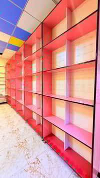 •	رفوف خشب مع إنارة • نظيف جدًا وحالته ممتازة  • تصميم جميل وجاهز للاس...