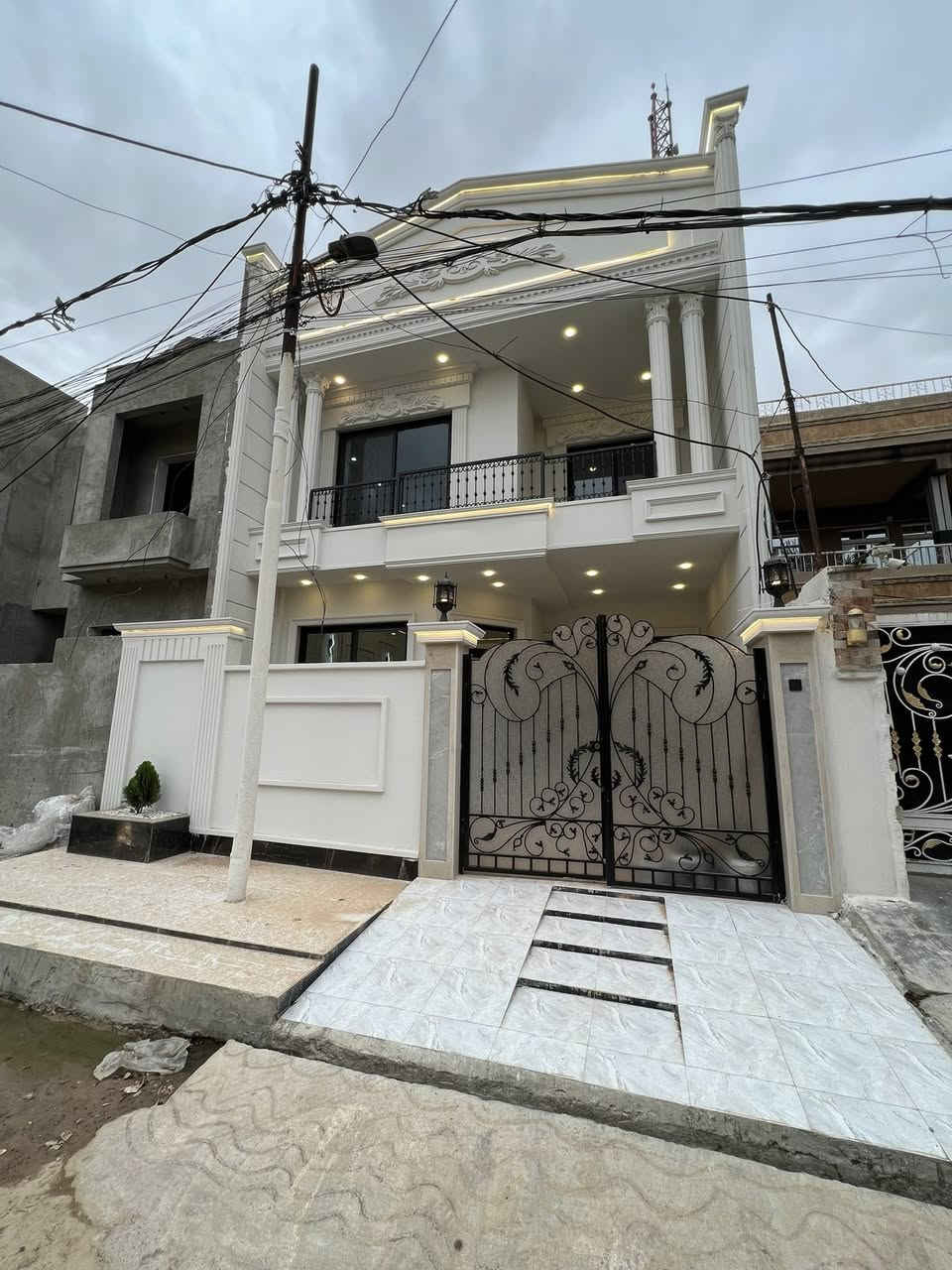 🛑عقار للبيع من :
🛑عروض مكتب (العلاف)) لتجارة العقارات 🌟
🏠دار للبيع أو معارضة مع دار قديم مساحة 150 متر الواجهة 7.5 متر ✨
🛑طابقين بناء حديث فول مواصفات (Zero ) 💥
🔴بناء درجة اولى فول مواصفات : نظام سبلت _ نظام كاميرات 📸 _ نظام إطفاء الحريق 🧯 
1️⃣الطابق الاول : غرفة نومً  + هول + استقبال + مطبخ كراج + حديقة 🌳+ نافورة ⛲️ + صحيات 🚾
2️⃣الطابق الثاني : اربعةً غرفةً نوم  + هول + بلكونة 
صحيات 🚾
📄سند سكني ملك صرف / شرط القرآر التمليك والتحويل 
❌لانتعامل برفع سعر العقار عن سعرة الآصلي نجمع البايع بالمشتري مباشرتأ _ لا نوقف البيعة بخلاف عن الدالية 
🛑موقع مميز جدا 💥
🌍الموقع / حي السكر قرب جامع النبأ العظيم 🕌
🛑يقع على شارع 12 متر تبليط 💥
للاستفسار 
⏮️مراجعة مكتب العلاف لتجارة العقارات 🌟
أو الاتصال 
☎️ أسيا ***********
أو
 ☎️ كورك ***********
⏪️مع العلاف للعقار استثمارك في آمان ⭐️
🌐عنوان المكتب / الموصل _ حي الزراعي قرب جسر السويس 🔥
📌نستقبل عقاراتكم وطلباتكم العقارية .
