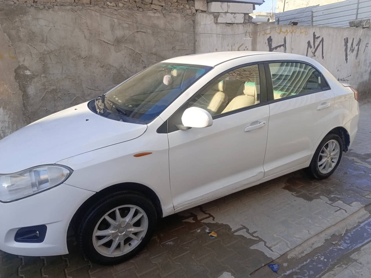 سلام عليكم عندي سياره للبيع شيرين فلاوين  السياره حلو ودخلها حلوه كلشي ما عايزه سياره حلوه بس تجي وتركب رقمها قادسيه رعيها موجود  السعر 40 وبيها مجال الرقم ***********
