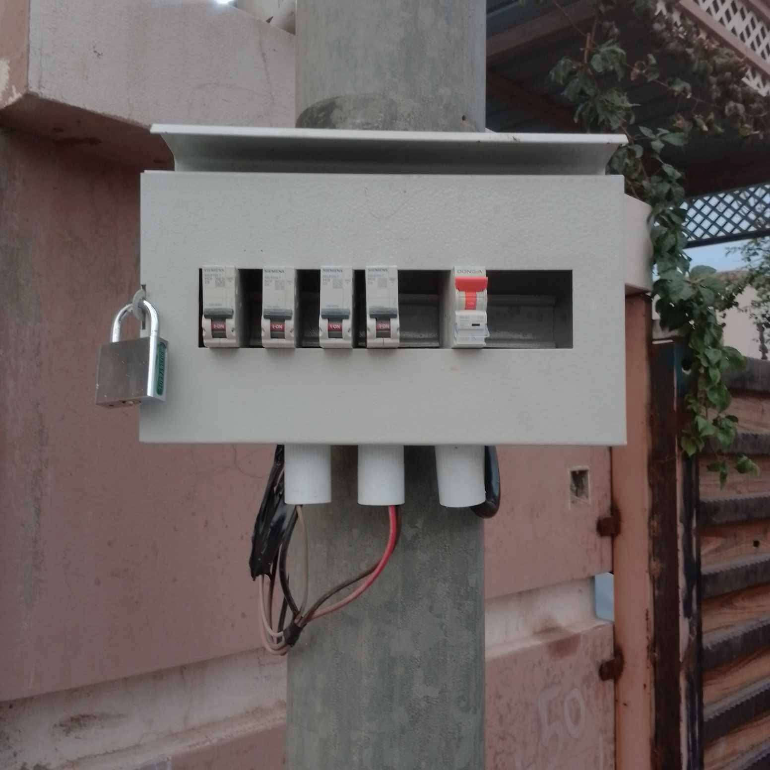 سلاموعليكم اخوكم حسن الكهربائي ترتيب وتنظيف الصندوق وشدالنزالت وتسليك الكيبل بسعار تنافسيه في كل مناطق كركوك ارجوالاتصال برقم ***********
