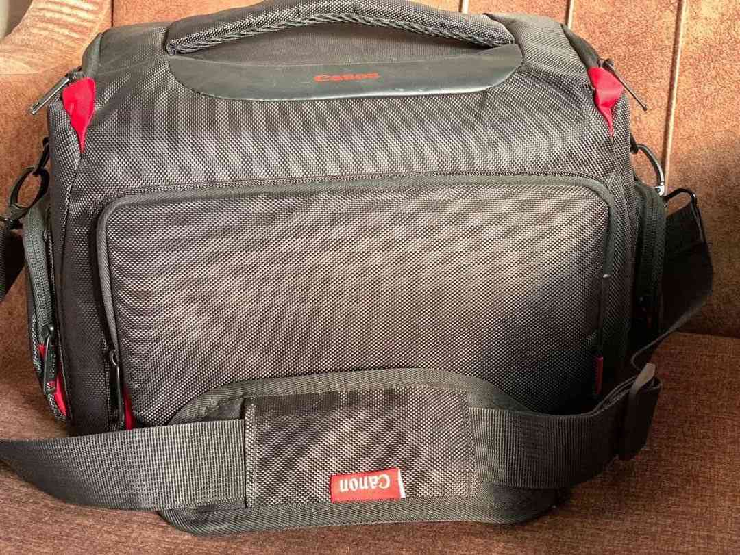 كاميرا كانون EOS R مع عدسة RF 24-105mm
مع رام lexar ذاكرة 32 
مع جنطة 
الكامرا جديدة 2025 مصور بيها فقط جلسة وحدة يعني شترها جديد ممستخدمة قليل كلش 
سعرها هي والغراض مليون و250 
مكاني بغداد 
للتواصل ***********
