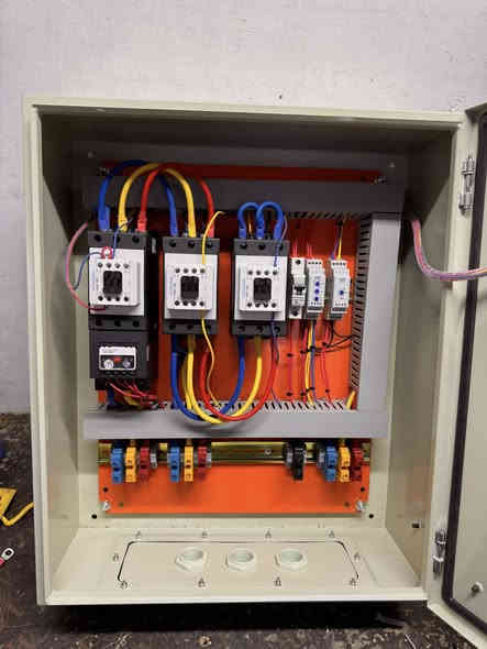 ⁨ هيج يكون عمل فني للي يحب عمله 
الحمد لله 
تم اكمال بورد 700*500
ستار دلتا 
لتشغيل ماطور  مياه بقدرة 55KW و 75HP
بإشراف المهندس حسين علي 
لصناعه البوردات الكهربائية بشكل احترافي 
البصرة-***********
#كهرباء #العراق #basra #آلبصرة #cotrol #بغداد #اكسبلور #دوائر_كهربائية #كربلاء #تايمر_كهربائي #كهربائي #فيسبوك #ريلزات #stardelta #motor⁩
