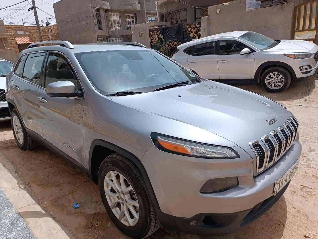 سلام عليكم للبيع او المراوس جيب بزون موديل 16 سيارة نظيفة بيها رصعات شوية وشخوط رقم ديوانية   سيارة جاهزة سعره 125 وبيه مجال المكان الديوانية رقم الموبايل ***********
