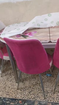 ميز طعام • للبيع • تبديل