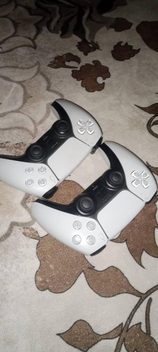 السلام عليكم بلي 5 اسلم امريكي اونلاين 1 تيره كامل ويا 4 العاب ومنزل بي لعبه مجانيه وببجي هم تنزل بي  ويا 2 جوستك ويا الكارتونه الجهاز جديد مكفولل
السعر 750 ويا الغاراض وبي مجال بسيط 
التواصل ***********
