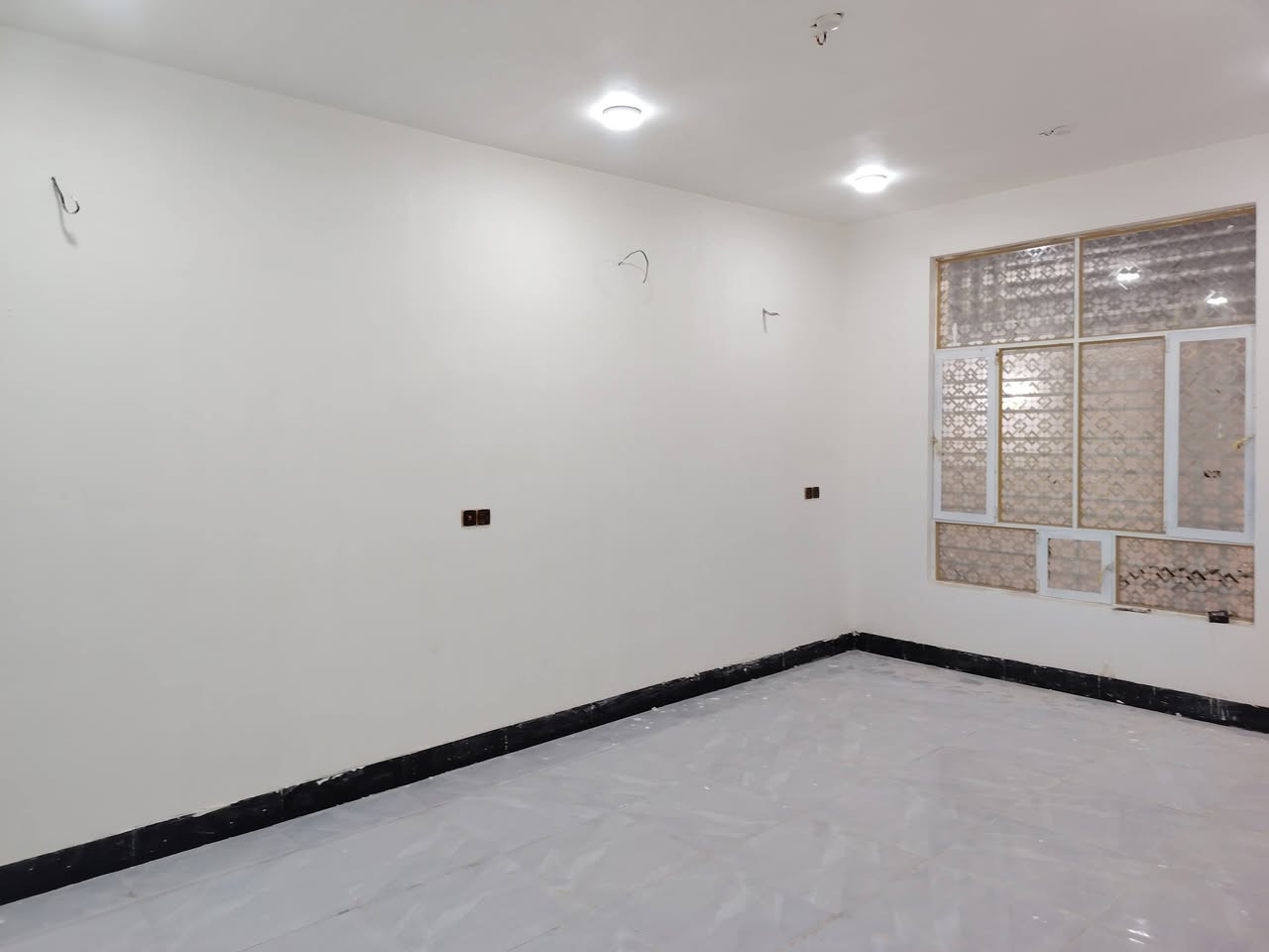 السلام عليكم البيت للبيع بدايت حي المهندسين على الشارع الرأسي يحتوي على غرفتين5*4 استقبال 7*4 صاله 9*4 مع صحيان البيت غير منزول بناء جديدللتصال ***********او***********
