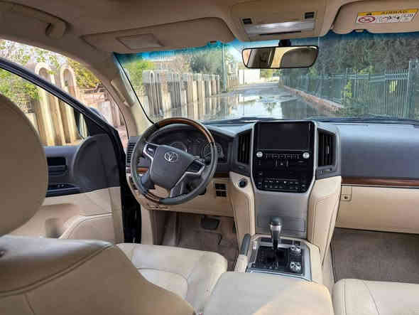 تۆیۆتا لاندکڕۆز 2017 مواسەفات GXR
فول مواسەفات 
سڵایت 
سەیارەکە بێ بۆیاخ 
زۆر پاک و خاوێن 
ڕەقم هەولێر 
هیچ مەسرەفێکی تێدانیە 
لەسەر دەقی شەریکە ماوەتەوە 

سـعـر : لە کۆمێنت داوابکە ڕاستەوخۆ بۆت دێت 📥 

گێر و مەکیەنەی بەشەرت 
هیچ کێشەیەکی تێدا نییە 

ژمارەی خاوەنەکەی 
***********
***********
